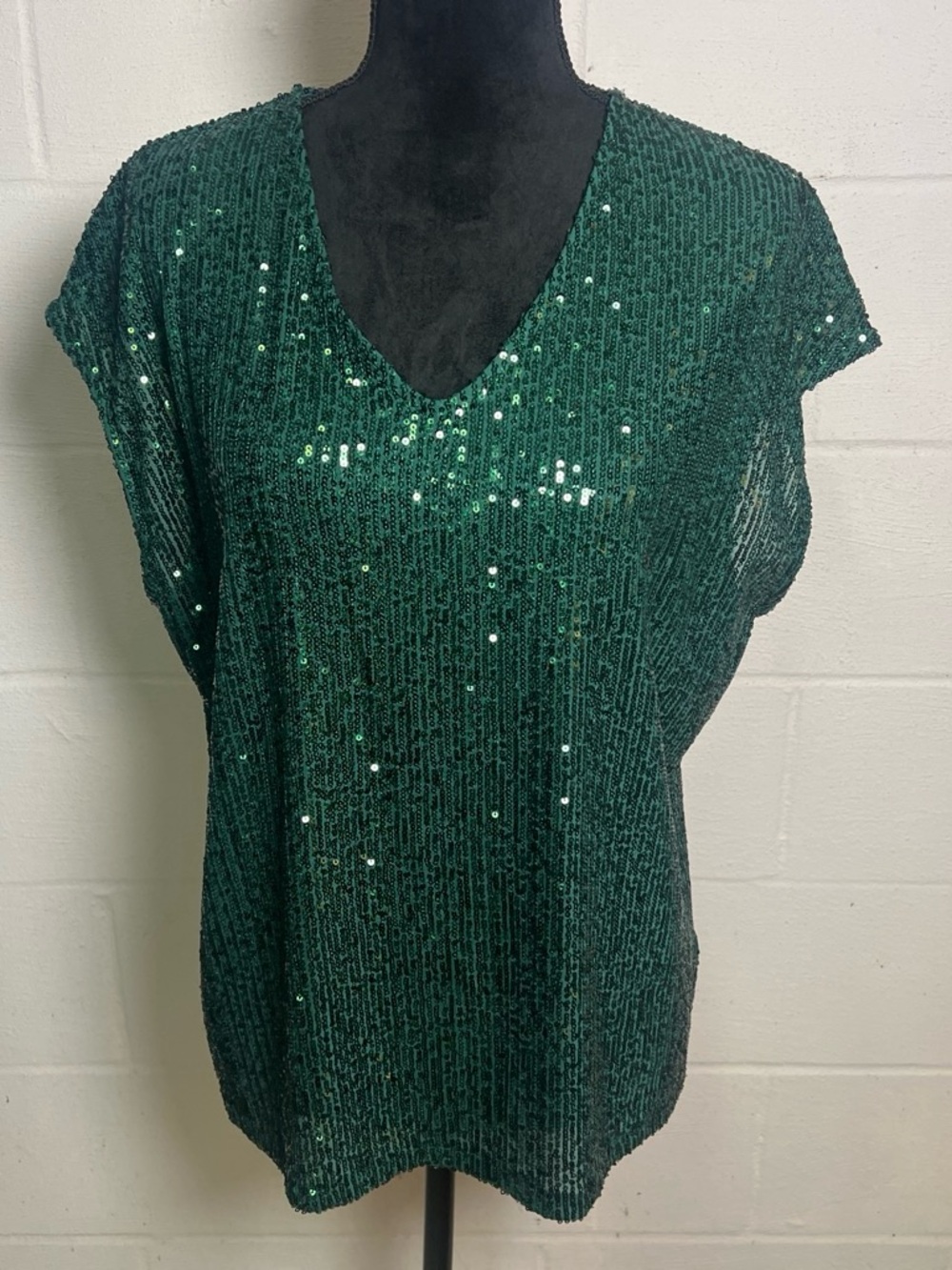 Vince Camuto Emerald Sequin V-Neck Short Sleeve Top